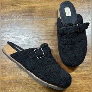 Clarks Size 7.5M Brynn Myle Fuzzy Slip On